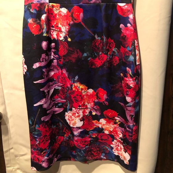 Betsey Johnson Floral Knee Length Knit Sheath Dress ~ Size 6 - Picture 2 of 6